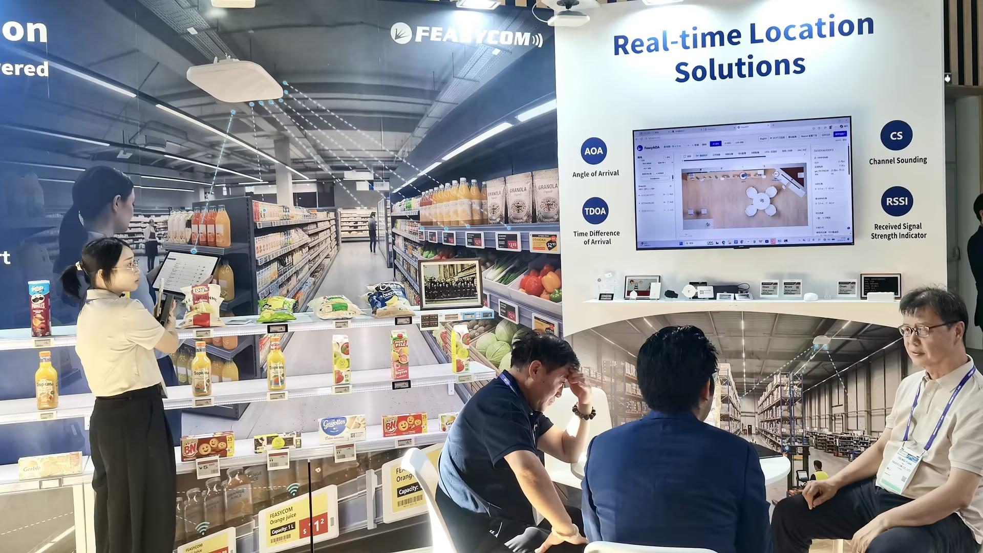 飞易通亮相 NRF 2026 欧洲零售展,展示智慧零售无线连接与室内定位解决方案 8 Feasycom team communicates with clients at NRF