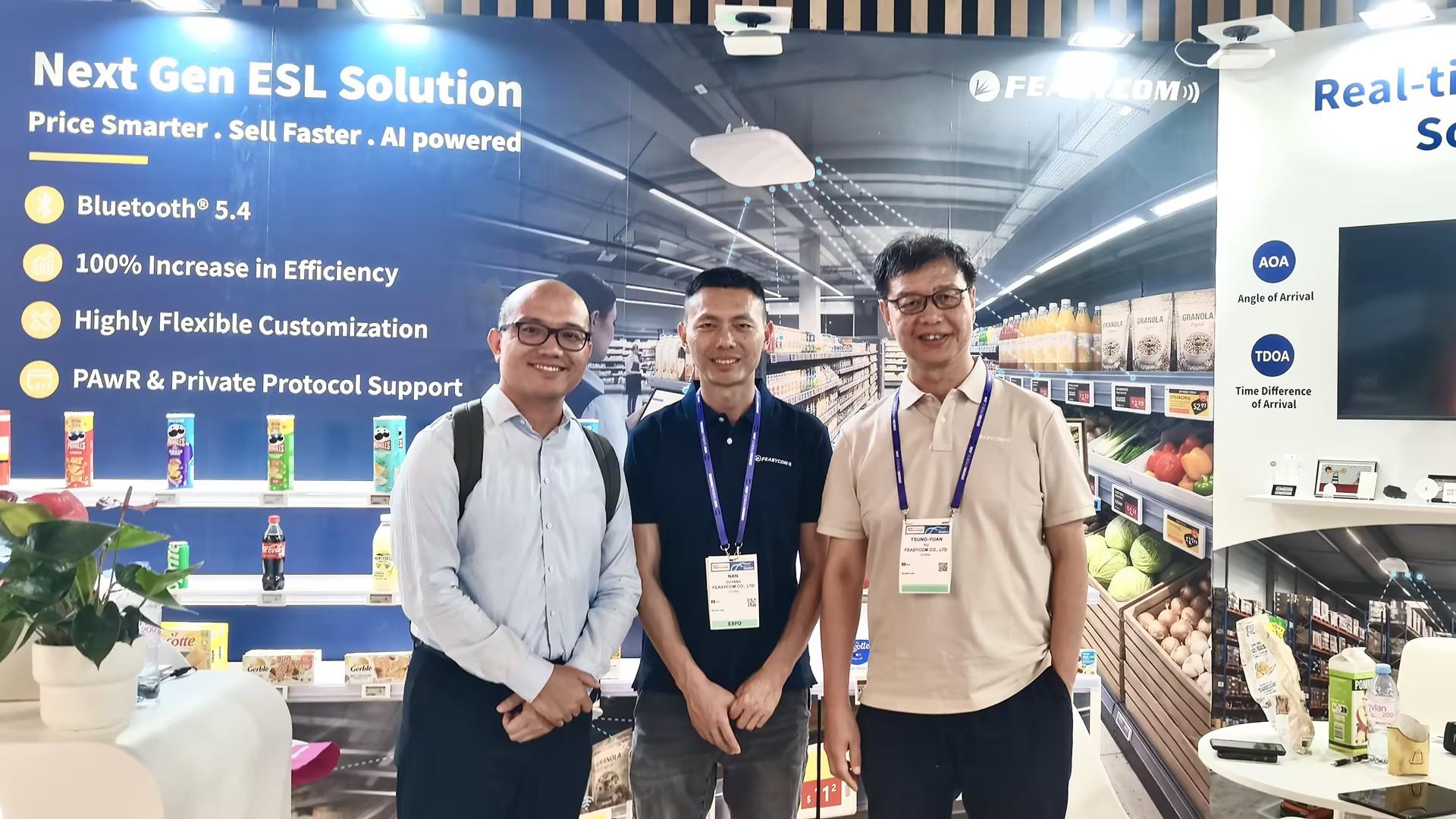 飞易通亮相 NRF 2026 欧洲零售展,展示智慧零售无线连接与室内定位解决方案 9 Feasycom team poses with guests at NRF
